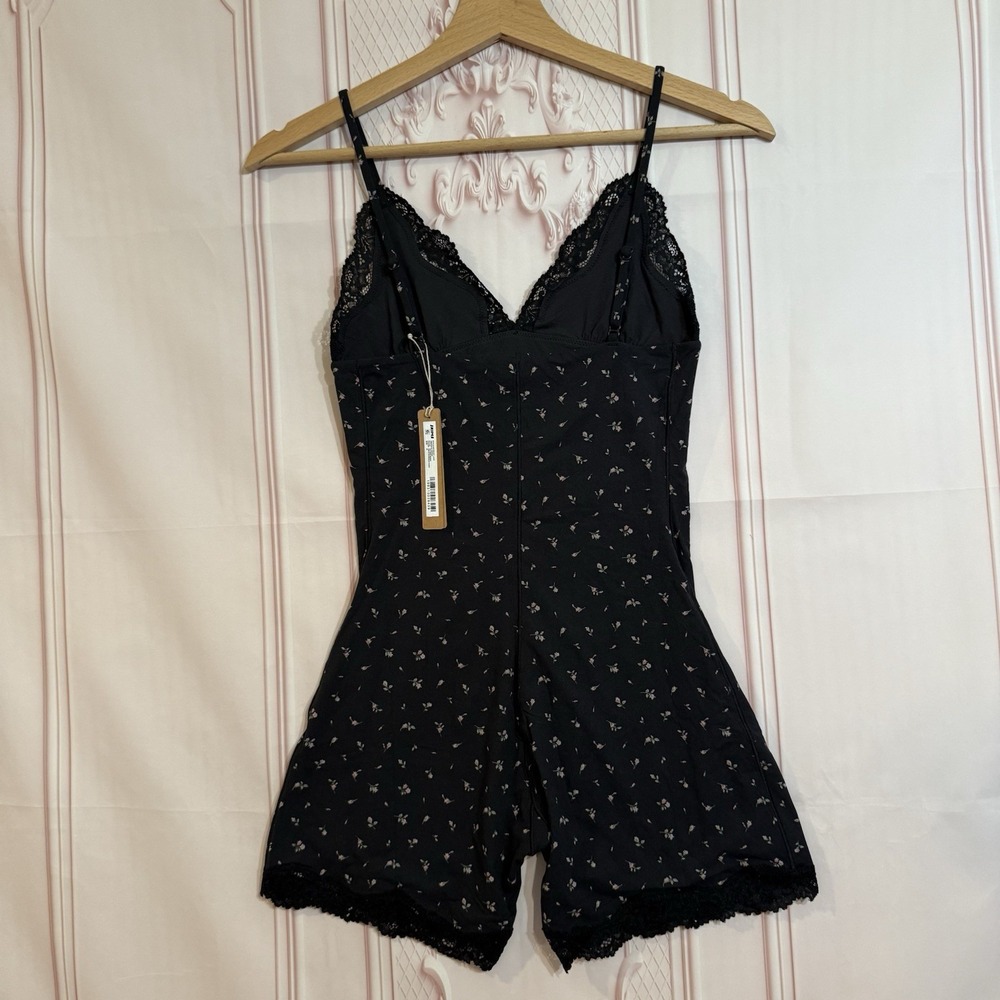 Skims Fits Everybody Lace Triangle Romper Onyx Rosebud Print Size Medium NWT - Picture 4 of 8